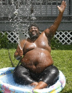 fat-dude-in-a-kiddie-pool-with-a-hose-23308-1311256195-3